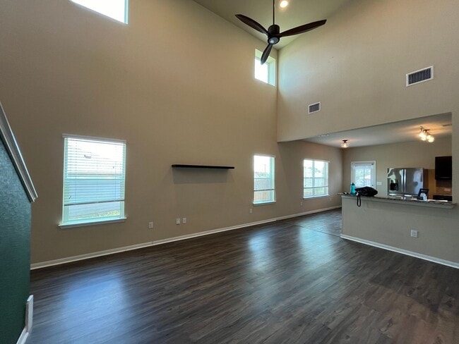 Building Photo - Perfect 3/2.5 - Tall Ceilings and in Immac...