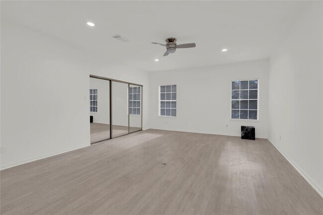Building Photo - 4001 Tanglewilde St