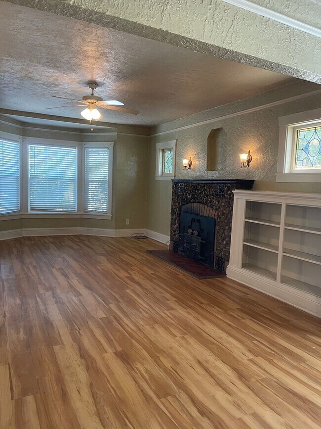 Building Photo - CHARMING 2 BED 1 BATH VICTORIAN HOME