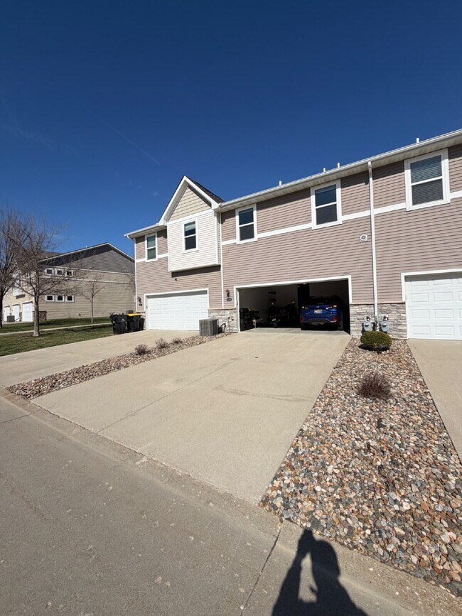 Building Photo - Charming 3-Bed 2.5-Bath Townhouse with Granite Finishes Near Jordan Creek Town Center