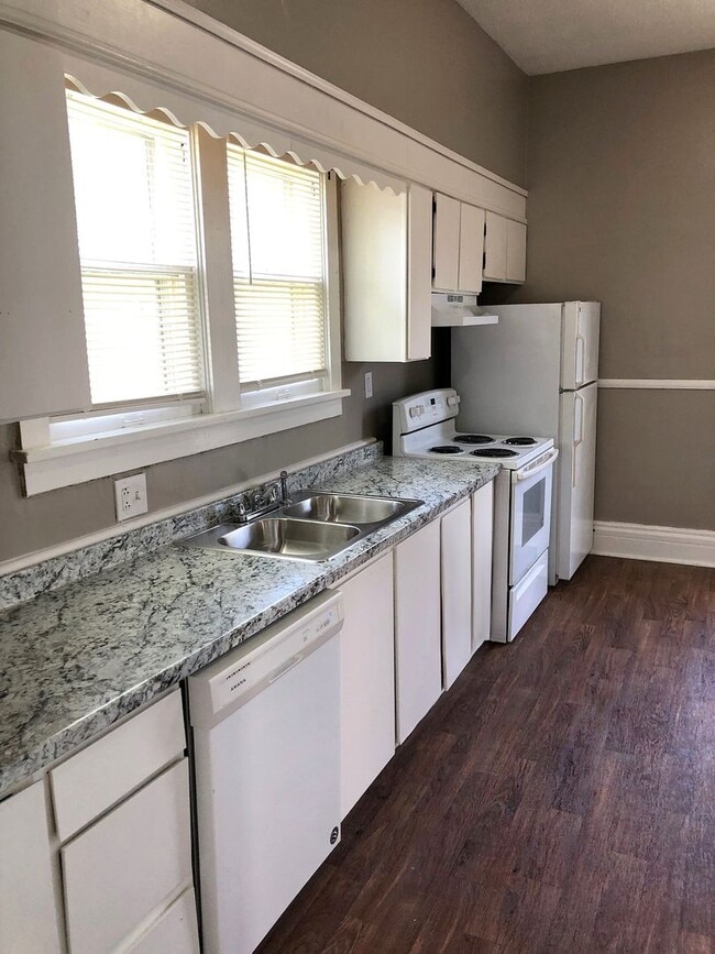 Building Photo - Now Available!! 1 Bed, 1 Bath House - BONUS ROOM!!