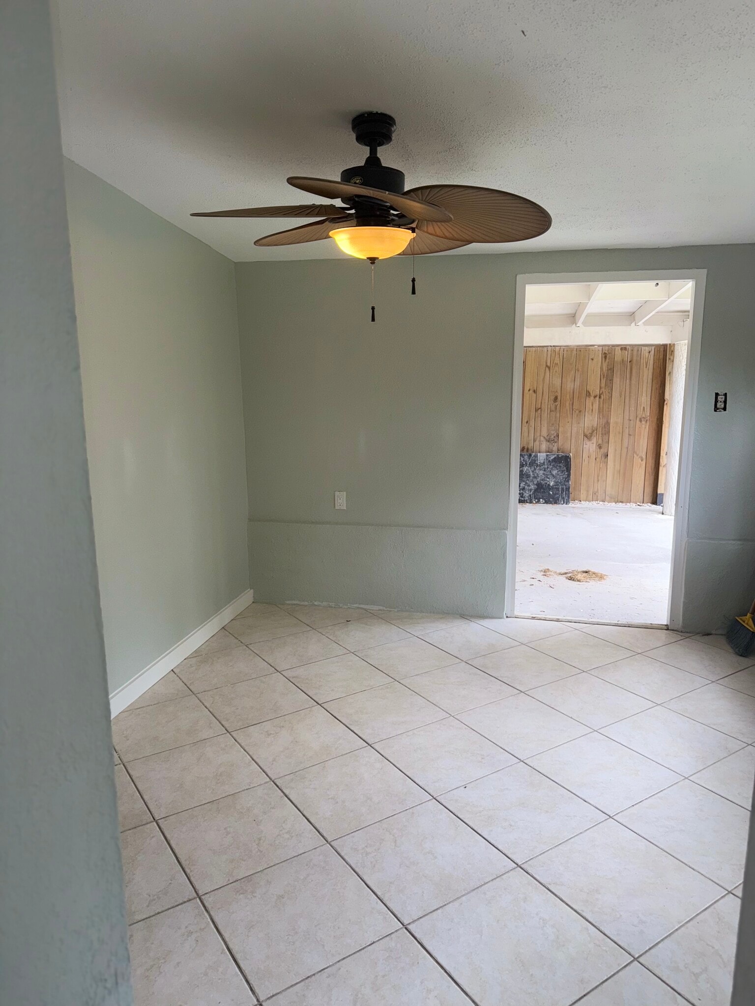 APT B LIVING ROOM - 2929 Patterson Ave