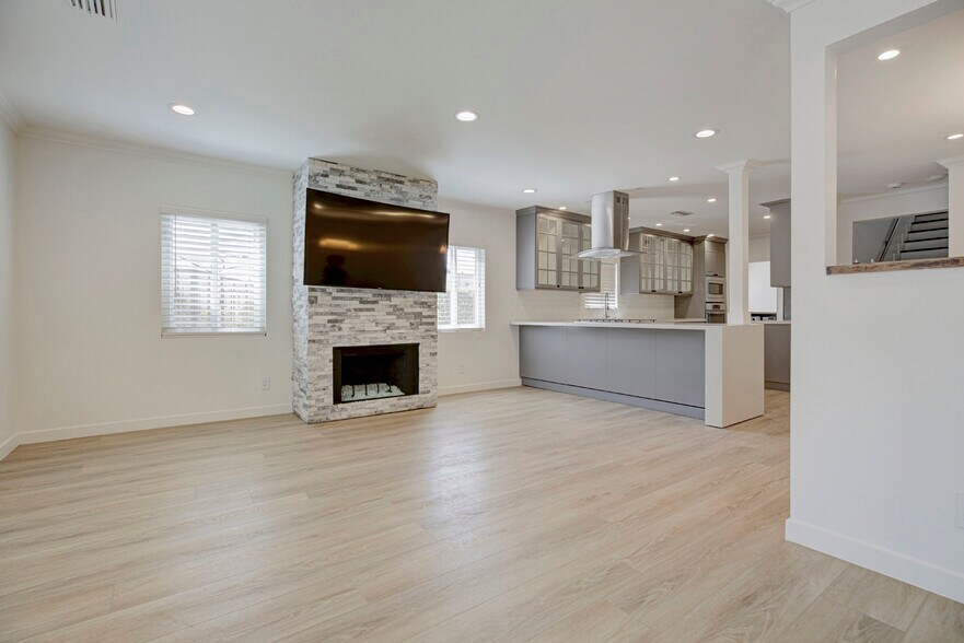 Building Photo - 247 N Oak Ave