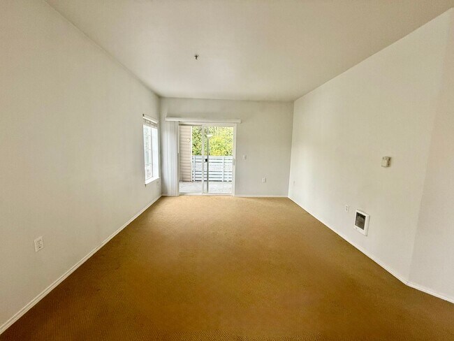 Building Photo - Bokara By The Lake Condo - Renton