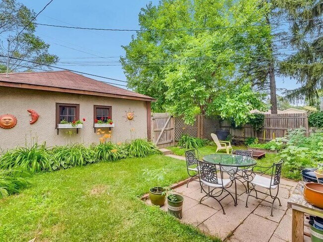 Building Photo - 3732 16th Ave S