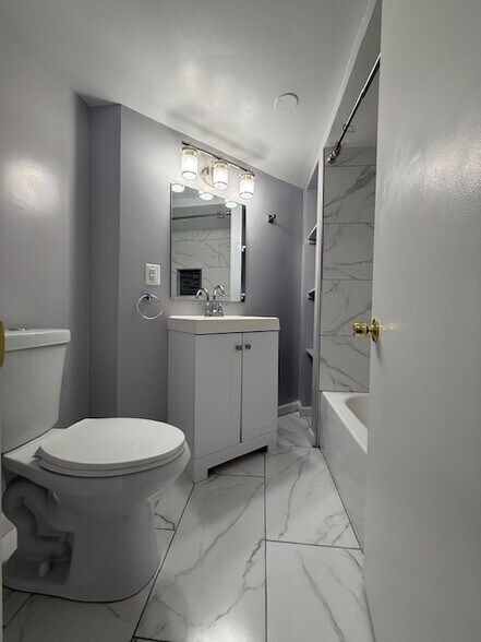 Building Photo - 219 9th St SE