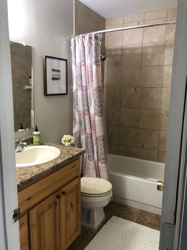 Building Photo - 2 Bed- 1 Bath on Darby West Side