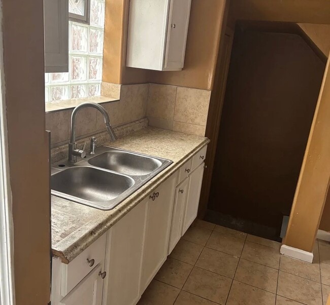 Building Photo - 3 bedroom bungalow~~