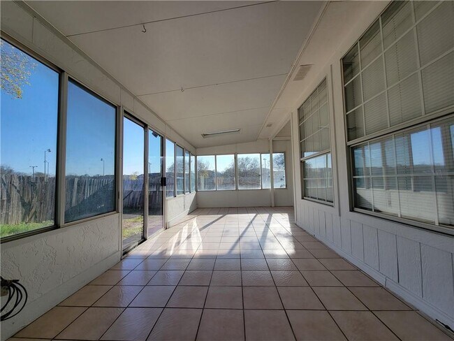 Building Photo - 1001 Acanthus St