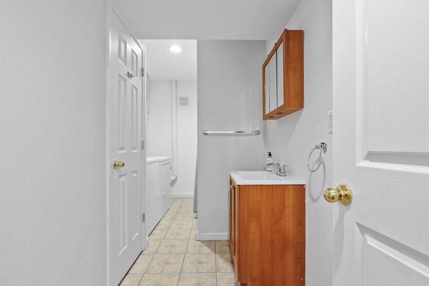 Building Photo - 445 Kenneth Square