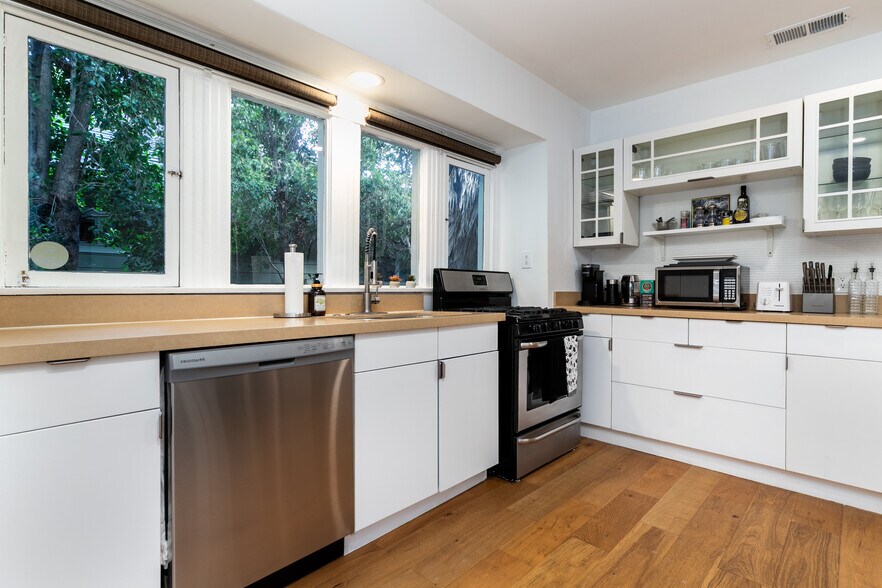 Building Photo - 6008 Carlton Way