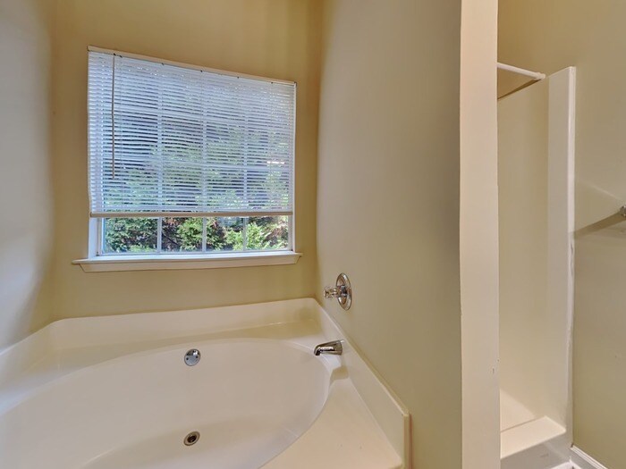 Building Photo - 320 Lake Royale Pl