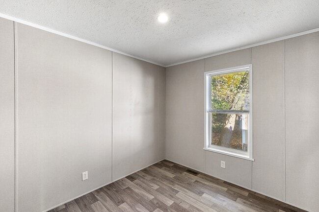 Building Photo - 687 Elmdale Ln