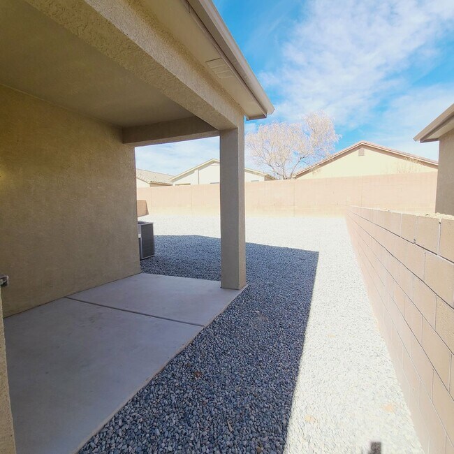 Building Photo - 3 bed 2 bath home in Huning Ranch!