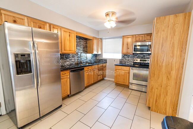 Building Photo - 730 E Solana Dr