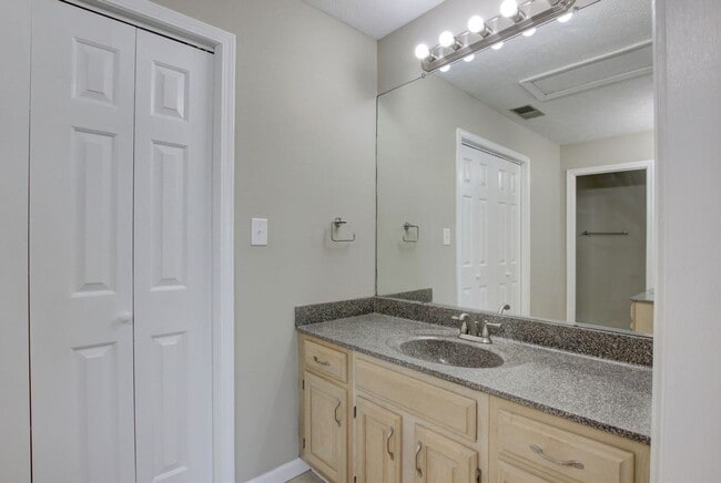 Building Photo - Three Bedroom in Hopkinsville, KY