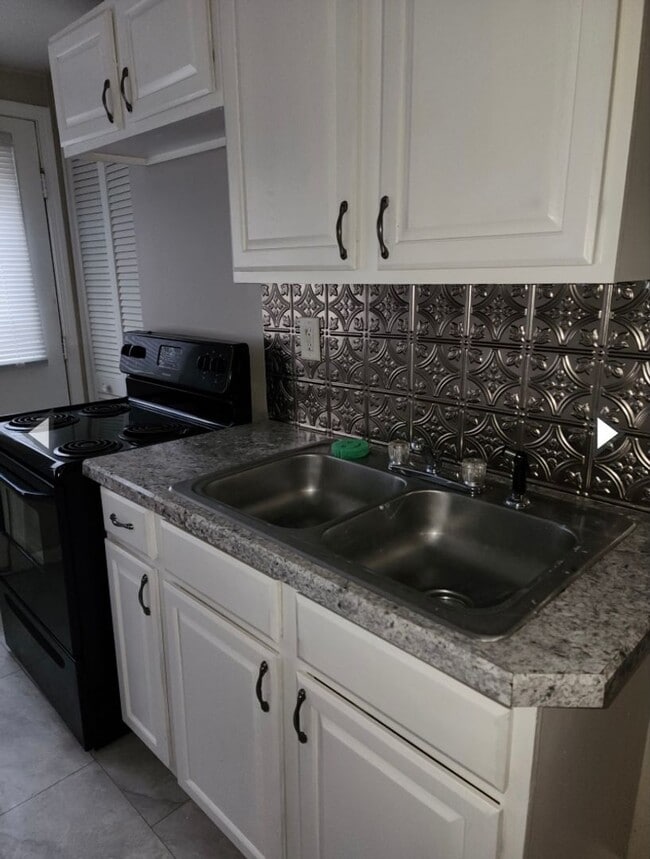 Building Photo - 909 W Adams St