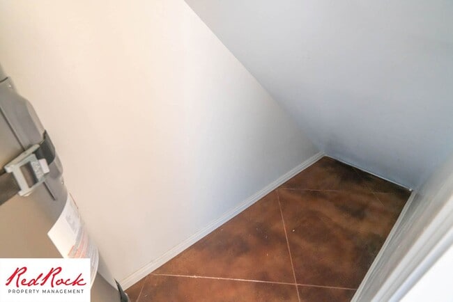 Building Photo - 3 Bedroom Townhome Near Freeway & Shopping