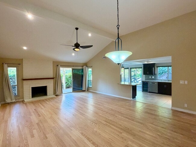 Building Photo - Spacious Three Bedroom in the Sunrise Pointe Community