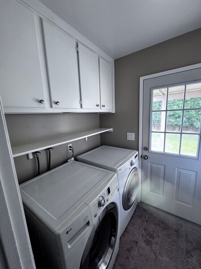 Building Photo - Beautiful 4 bed 2 baths house in a great a...