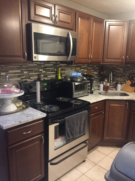 Primary Photo - 33 Poplar St