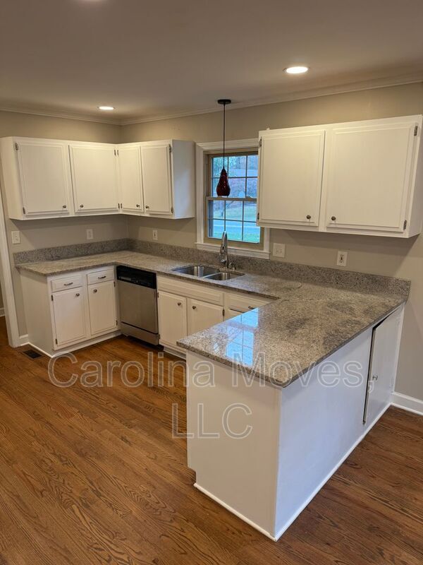 Building Photo - 708 W Lee Rd