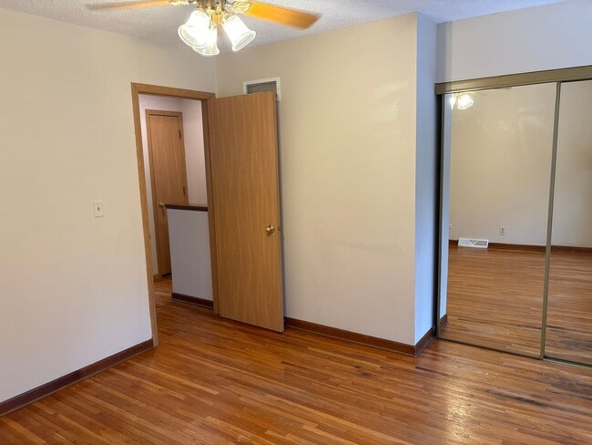 Building Photo - 2 Bedroom, 1.5 Bath Townhouse in Clinton, IA