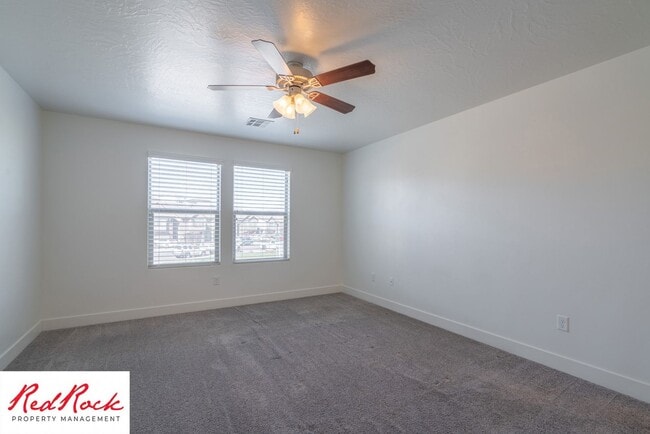 Building Photo - 4 Bed/2.5 Bath Townhome in Desert Bluff!