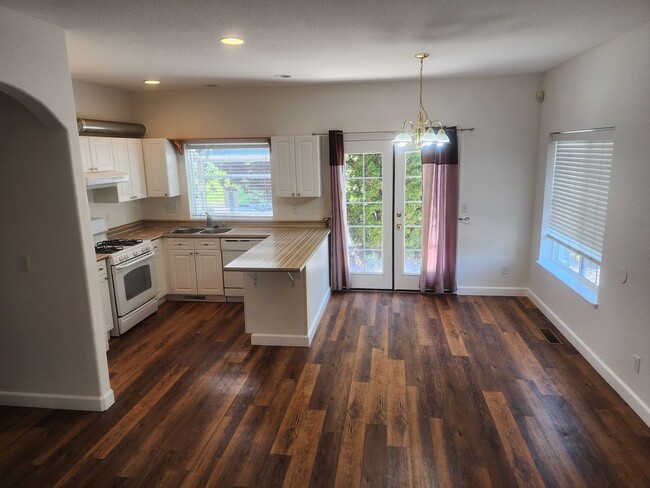 Building Photo - Cute 3 bedroom, 2.5 bath two story home wi...