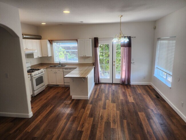 Building Photo - Cute 3 bedroom, 2.5 bath two story home with 1448 sq ft of living space