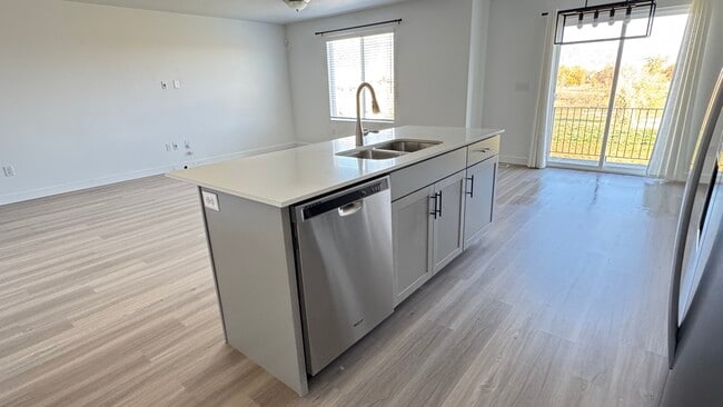 Building Photo - 404 Grassland Dr