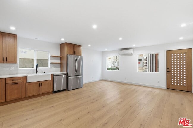 Building Photo - 3431 Edgehill Dr