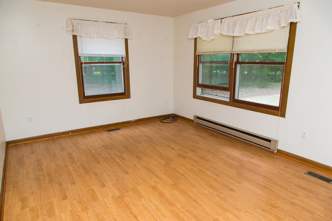 Building Photo - Country living in Cedar Grove