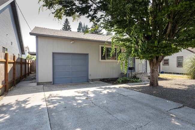 Building Photo - Sleeping loft off trendy Alberta St in NE Portland, washer/dryer included in the unit!!