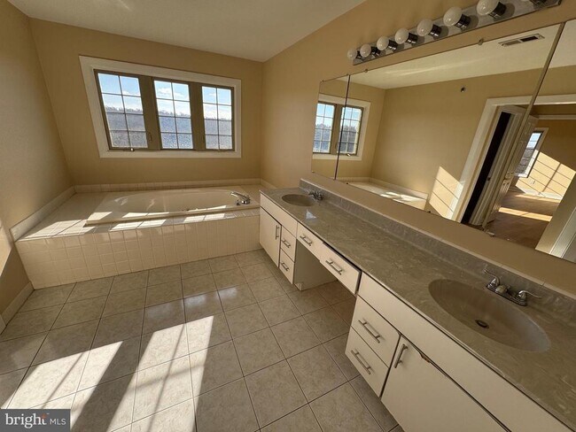Building Photo - 327 Overlook Ln