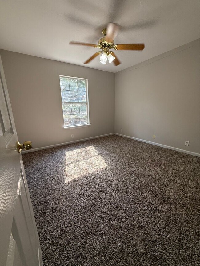 Building Photo - NEW ON MARKET