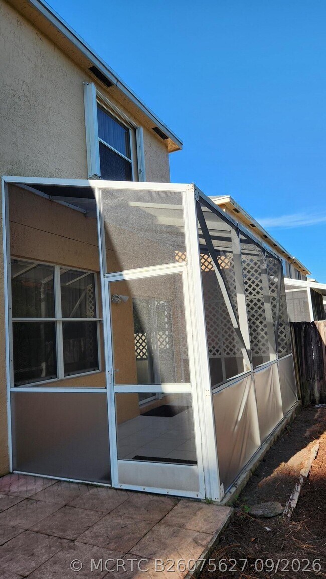 Building Photo - 271 Live Oak Ln