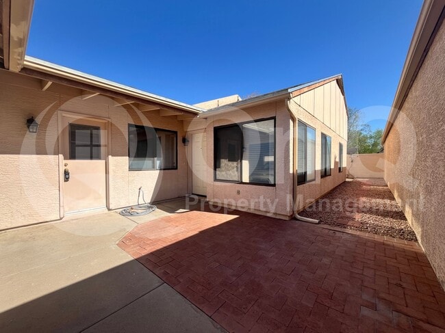 Building Photo - 2505 N Palo Santo Dr