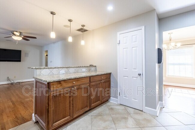 Building Photo - 6618 Castlegate Dr