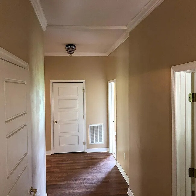 Building Photo - 4 Bedroom 3 Bathroom