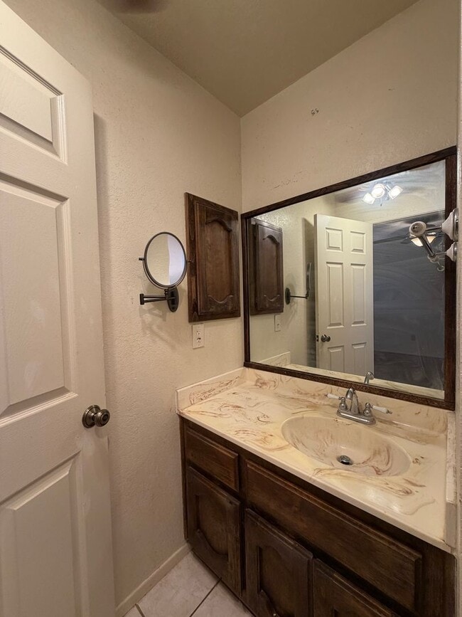 Building Photo - 3 Bedroom 2 Bathroom House with 2 Car Garage Located in Lenwood