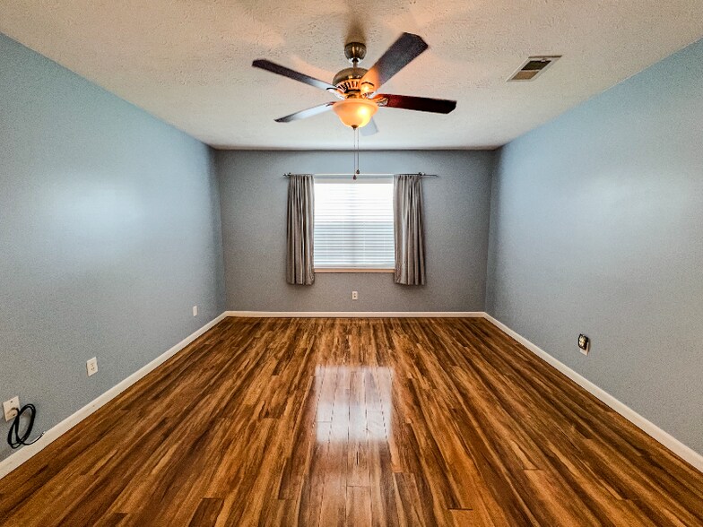 Building Photo - 359 Mercedes Ave