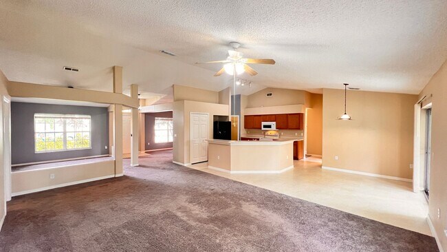 Building Photo - Huge!! 3 bedroom 2 bath in Deltona Lakes. ...