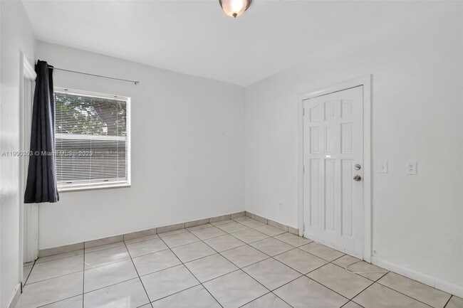 Building Photo - 1498 NE 180th St