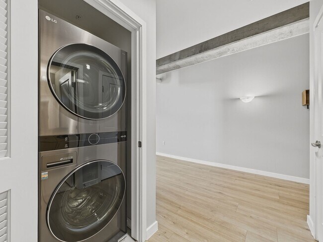 Building Photo - Stunning Glass House Condo with Mountain Views | 1 Bed | 1 Bath | Riverfront Park