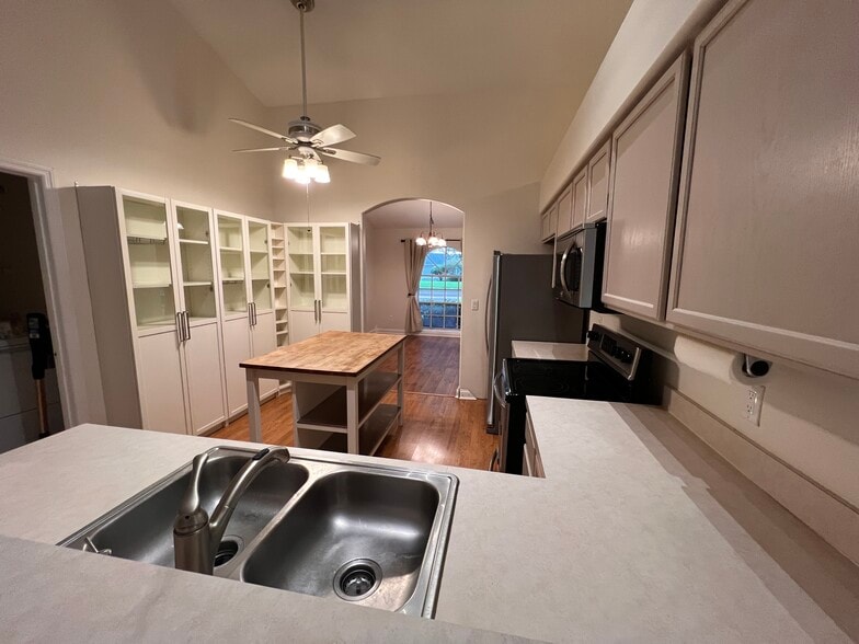 Building Photo - 345 Silver Pine Dr
