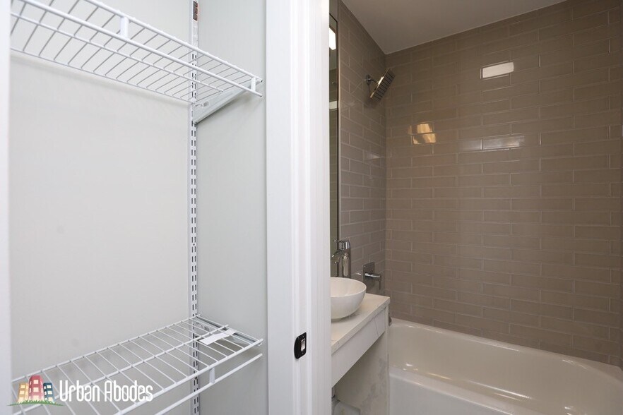 Building Photo - 515 W Belmont Ave