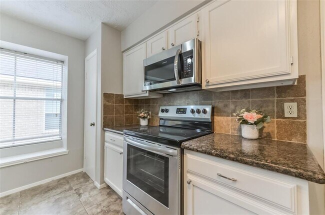 Building Photo - 5701 Village Arbour Dr