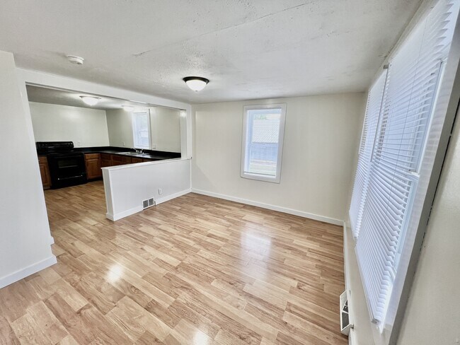 Building Photo - 907 N Maple St