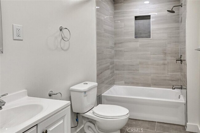 Building Photo - 950 E 48th St